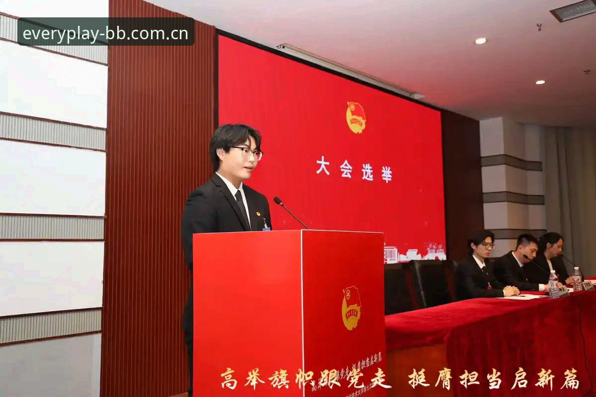 BB平台中国官方主页 办公室里的空气几乎凝固了。选举结果公布的那一刻,我注意到身旁一位老资格体育记者手指在手机上飞快敲打,嘴里嘟囔着:“意甲终于等到了自己人。”他说的不是比分,而是乔瓦尼·马拉戈当选意大利足协主席这个消息。那一刻我突然意识到,这不仅仅是一条新闻,这是意大利足球权力结构的变动信号。作为在bb体育平台中国官方主页上追了二十多年意甲的老球迷,我也顺手点开了赛事数据的更新页面,想看看这条消息会怎样改变接下来的转会市场走向。